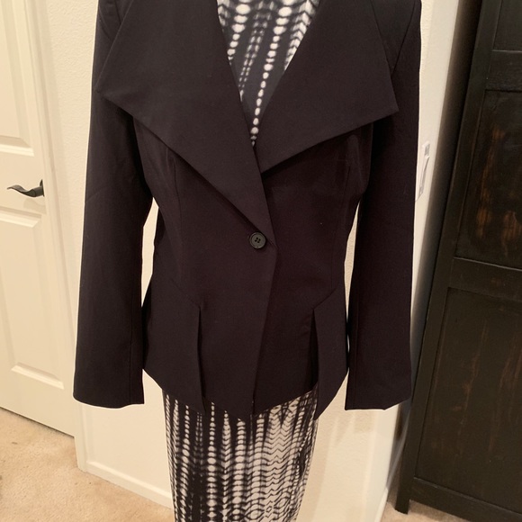 Black blazer-super cute detail. - Picture 3 of 7